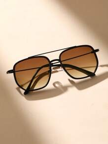 一副女士飞行员方形经典时尚太阳镜，适合户外旅行、日常佩戴、海滩度假，也可作为时尚配饰。这款百搭实用的太阳镜可搭配毛衣、牛仔裤、运动裤、连帽衫、夹克、连衣裙和长袖衬衫，时尚优雅，是家庭出游、旅行度假和夏季海滩之旅的理想之选。 - 漸層 - 查看 4