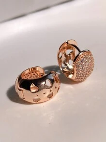 2入組時尚立體陀飛輪中空裝飾寬耳環,適合女性日常佩戴