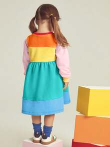 小女孩的彩虹拼接運動風長袖連衣裙,帶彈性腰帶,適合戶外度假穿著 - 彩色 - 查看 2