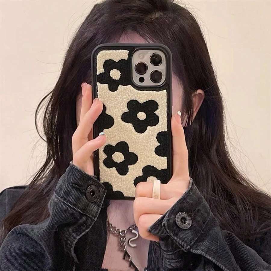 Daisy Floral Ins Plush Black Flower Pattern Phone Case Compatible With IPhone 15 Pro Max, Apple 14/11/12/13 Series, Anti-Fall Protective Cover Kawaii Waterproof Shockproof Scratch Resistant - Multicolor - View 1