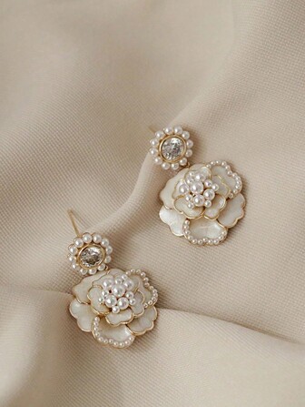 1pair Elegant White Flower Earrings With Faux Pearls, High-End Ear Jewelry (Number And Size Of Faux Pearl Embellishments Are Random) Valentines