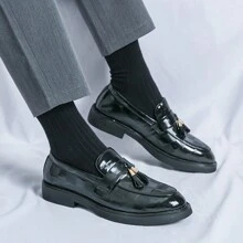 新款時尚男士經典格紋流蘇休閒鞋,圓頭、低口設計,單腳穿脫,柔軟皮革和柔軟鞋底,舒適的大尺碼禮服鞋適用於派對、商務、街頭風格、休閒、英倫風格、工作和其他場合。 - 黑色 - 查看 3