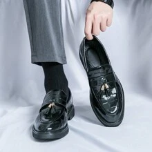 新款時尚男士經典格紋流蘇休閒鞋,圓頭、低口設計,單腳穿脫,柔軟皮革和柔軟鞋底,舒適的大尺碼禮服鞋適用於派對、商務、街頭風格、休閒、英倫風格、工作和其他場合。 - 黑色 - 查看 5