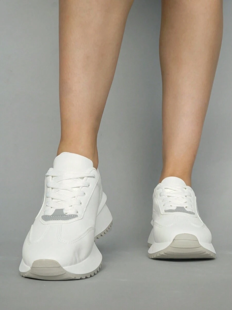 Tenis lisos blancos que te permiten una pisada cómoda y a la moda. - Blanco - Ver 1