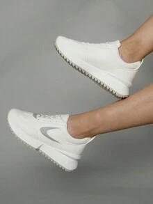 Tenis lisos blancos que te permiten una pisada cómoda y a la moda. - Blanco - Ver 4