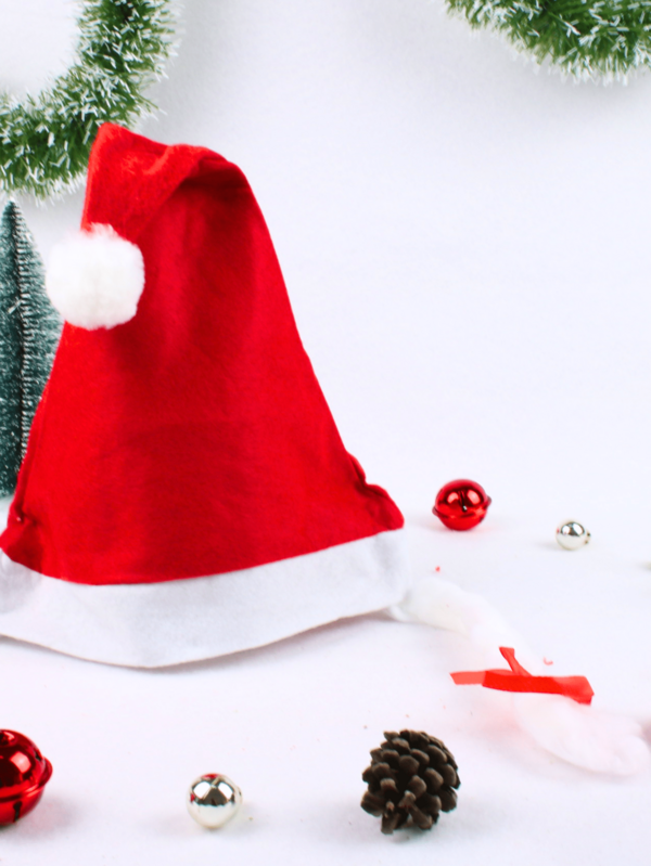 GORRO NAVIDEÑO DE FIELTRO ,POMPON BLANCO, TRENSITAS DE ALGODON DE 20CM CON MOÑITO ROJO EN LAS PUNTAS