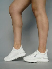 Tenis lisos blancos que te permiten una pisada cómoda y a la moda. - Blanco - Ver 2