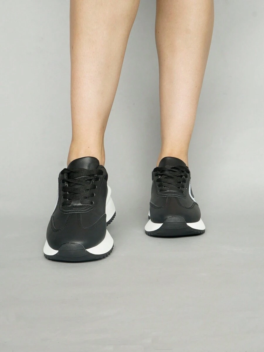 Tenis lisos color negro ideales para tener un estilo cool - Blanco y Negro - Ver 1