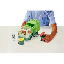 Famosa Camión de Basura Bluey ¡ayuda a Bluey y Bin a recoger la basura! dentro podrás llevar 2 figuras diferentes 30,50x30,35x13,50 cm (Famosa BLY44010) ✅ Entrega 24/48h a España (península)