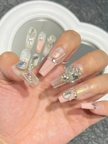 10 件超長棺材形假指甲,手工製作,做工精良,鑲嵌奢華水鑽和粉紅色珠子。適合聚會、舞會、學生黨、上班族。依壓式設計,可重複使用,附 1 件果凍膠和 1 件指甲銼刀。 - 彩色 - 查看 3