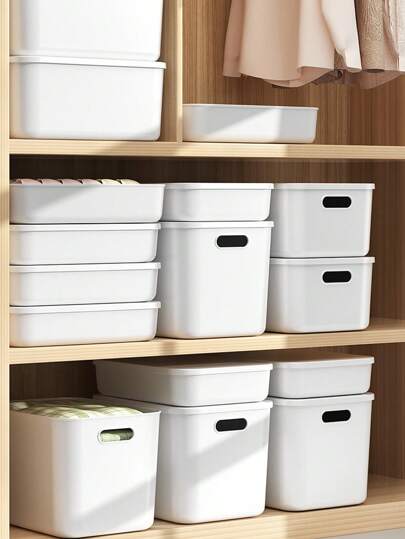 1個帶蓋的白色塑料儲物盒,可存放和組織衣服、玩具、零食、飲料、娃娃等物品,具有防塵和防潮功能,適用於臥室、客廳、書房、宿舍、壁櫥等地方