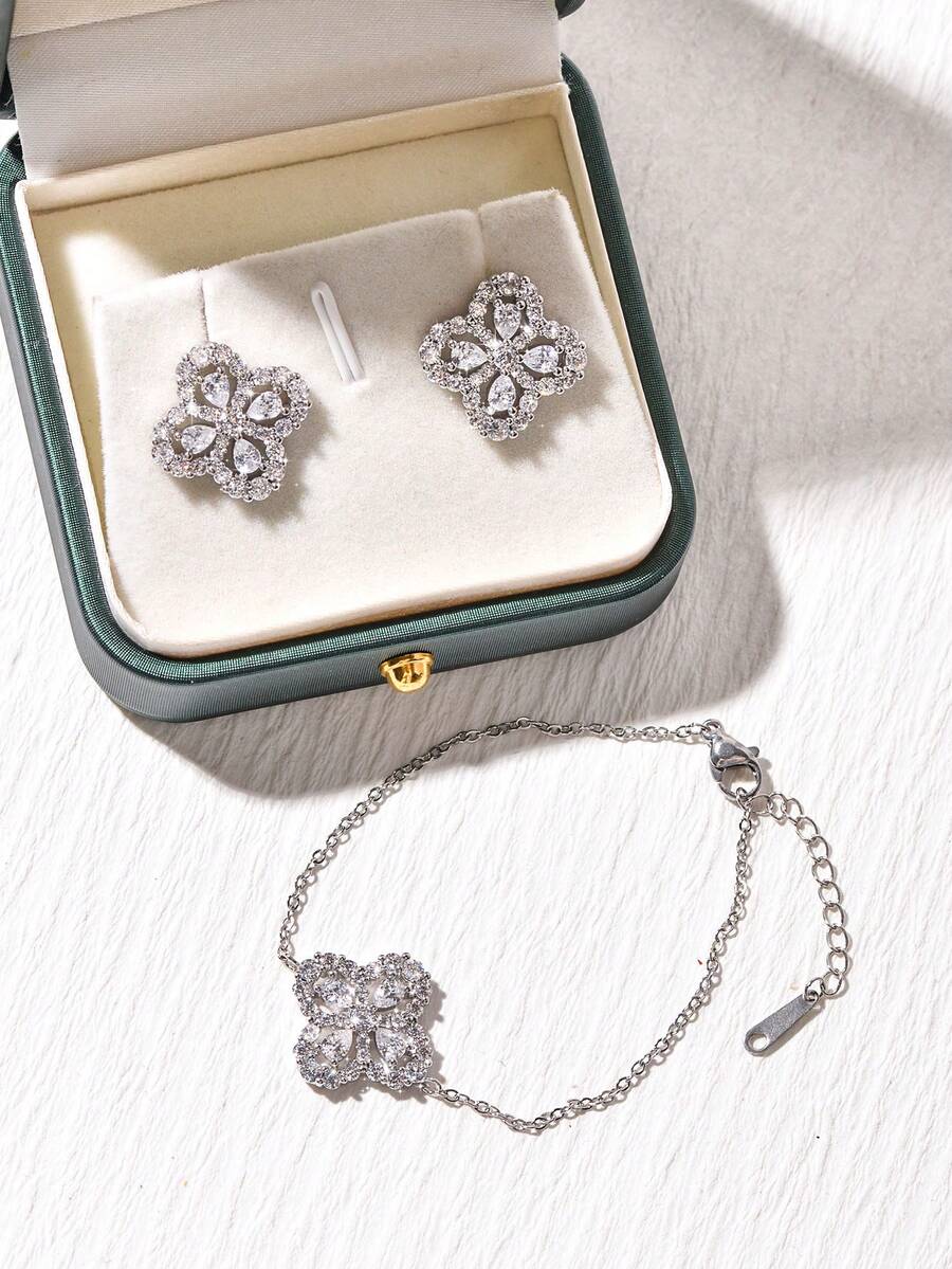 A Set Of Silver Lucky Clover Necklace And Earrings For Women As Holiday