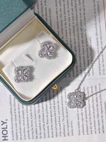 Set composto da collana e orecchini a forma di quadrifoglio portafortuna in argento, regalo da donna per occasioni speciali come vacanze, viaggi, festa della mamma, e abbinabile per San Valentino