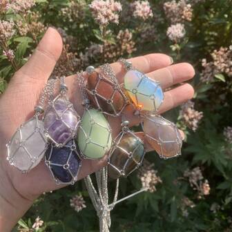 1個不鏽鋼材質的復古創意可調節天然原石水晶吊墜,配以金屬竹結編織網和diy鏈,魅力項鍊