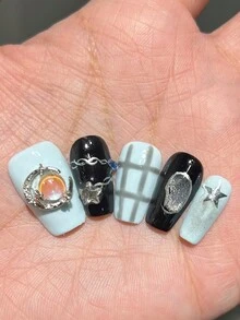 10 piezas de uñas postizas en forma de ataúd cortas, parches de arte de uñas hecho a mano en estilo dulce y fresco Y2K de cuadritos azul bebé, con pedrería de cuadros, estrellas y lunas, cadenas asimétricas pintadas a mano, uñas postizas con estrellas, uñas hechas a mano con pegamento de gelatina, 1 pieza de tiras abrasivas, 1 pieza de uñas postizas, juego de manicura completamente cubierto apto para fiestas y bailes en todas las estaciones, utilizable por estudiantes y trabajadores de oficina, de tipo presionado, reutilizable, equipado con 1 pieza de pegamento de gelatina y 1 pieza de lima de uñas - Multicolor - Ver 3