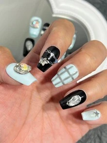 10 piezas de uñas postizas en forma de ataúd cortas, parches de arte de uñas hecho a mano en estilo dulce y fresco Y2K de cuadritos azul bebé, con pedrería de cuadros, estrellas y lunas, cadenas asimétricas pintadas a mano, uñas postizas con estrellas, uñas hechas a mano con pegamento de gelatina, 1 pieza de tiras abrasivas, 1 pieza de uñas postizas, juego de manicura completamente cubierto apto para fiestas y bailes en todas las estaciones, utilizable por estudiantes y trabajadores de oficina, de tipo presionado, reutilizable, equipado con 1 pieza de pegamento de gelatina y 1 pieza de lima de uñas - Multicolor - Ver 6