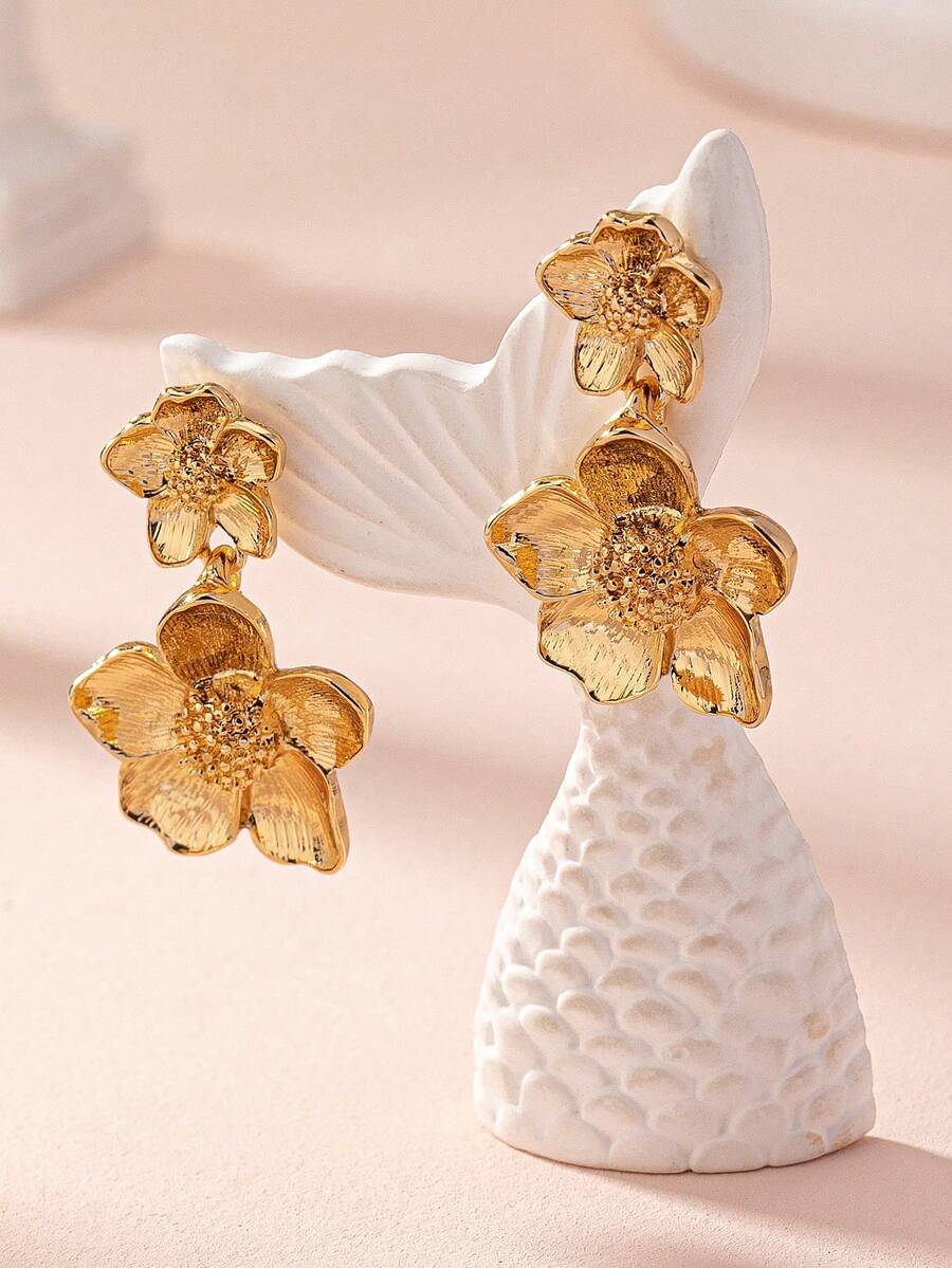 1 par de elegantes aretes femeninos en forma de corazón con diseño floral - Dorado - Ver 1