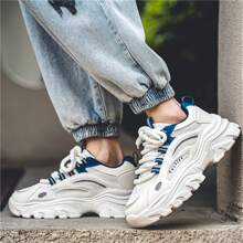 男士时尚休闲运动鞋，适合秋冬季节，白色，轻便、防滑、耐穿、增高，适合步行和跑步，可搭配运动牛仔裤。