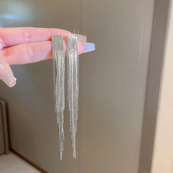 زوج واحد من الأقراط النسائية ذات السلسلة الطويلة بتصميم عصري وبسيط وأنيق مناسب للارتداء اليومي والحفلات والهدايا