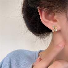 1對精美櫻桃形微鋪鑽耳釘,閃亮且極簡主義的設計風格,時尚影響力極高的耳環 - 金黃色 - 查看 6