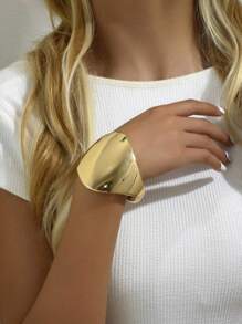 1pc Fashionable Women Geometric Wide Face Rhombus Smooth Zinc Alloy Street Personalized Exaggerated High-Quality Retro Luxury Concise Elegant Lady Bracelet Suitable For Daily Commute, Gathering, Romantic Travel, Business Meeting, Fashion Show - Silver Shield - View 4