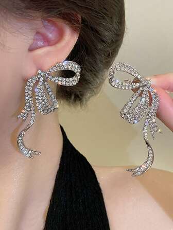 1對全鑲鑽石絲帶蝴蝶結耳釘,輕奢設計耳飾帶有冷風風格