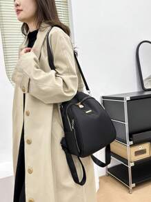 Sac à dos léger et portable en nylon noir minimaliste 1 pièce, avec décoration de fermeture éclair en métal, pour filles. Convient pour une utilisation quotidienne, des rendez-vous, les étudiants du campus et du collège. Parfait pour le collège, les affaires, le travail, les trajets, le retour à l'école, les voyages, les sorties et les étudiants du collège, les ados, les femmes, les hommes, l'école primaire, le collège, le lycée, le travail, les sorties en plein air.