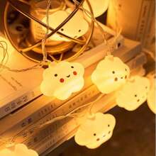 一條串聯的led電池盒燈,形狀為笑臉,星星和雲彩。包含兩種照明模式:閃爍或恆定。適用於商店,櫥窗,房間的裝飾,以及求婚,攝影背景和生日派對。 - 黃色 - 查看 2