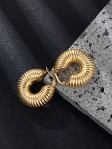 1對男女通用的鈦鋼中空螺紋和復古風格的搭配耳釘,具高貴感,適合日常、節日和度假使用；適用於萬聖節、聖誕節、感恩節和送禮 - 金黃色 - 查看 4