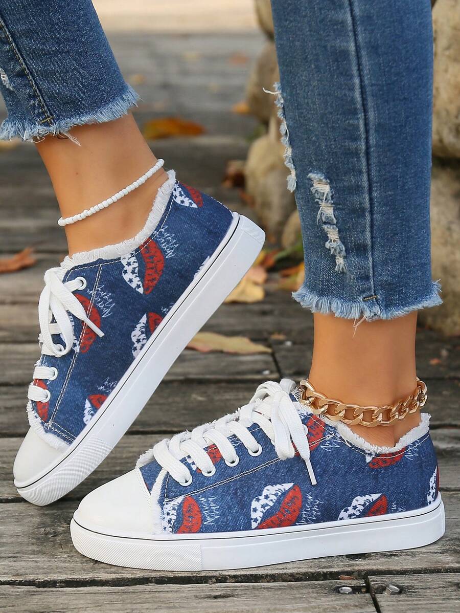 歐美風格女子戶外運動休閒帆布鞋,綁帶款平底圓頭心形印花運動鞋,大尺寸43 - 彩色 - 查看 1