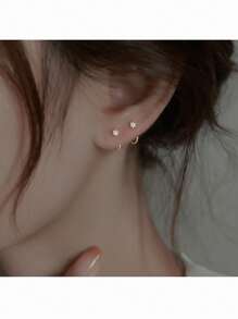 2只镶嵌微镶锆石的现代时尚简约设计耳环，休闲百搭。情人节配饰。