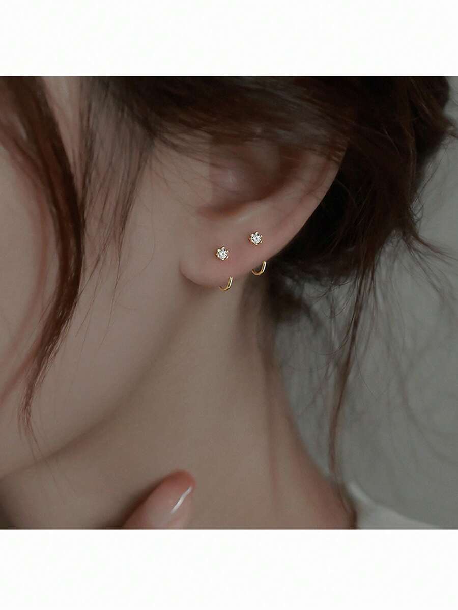 2只镶嵌微镶锆石的现代时尚简约设计耳环，休闲百搭。情人节配饰。