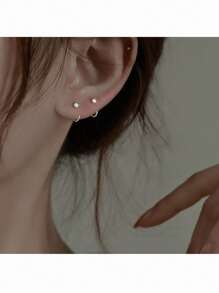 2只镶嵌微镶锆石的现代时尚简约设计耳环，休闲百搭。情人节配饰。