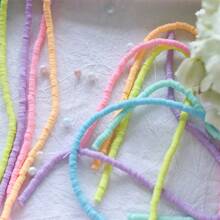 Juego de 12 hebras con 4200 piezas de cuentas redondas planas de arcilla polimérica de colores de caramelo de 6 mm - hojas de arcilla polimérica, cuentas espaciadas para hacer joyas, manualidades DIY de pulseras, collares y aretes para mujeres