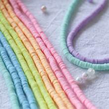 Juego de 12 hebras con 4200 piezas de cuentas redondas planas de arcilla polimérica de colores de caramelo de 6 mm - hojas de arcilla polimérica, cuentas espaciadas para hacer joyas, manualidades DIY de pulseras, collares y aretes para mujeres