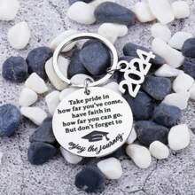 1 件男女通用 2024 年新品「享受旅程」不鏽鋼鑰匙扣,送給學生的鼓勵畢業禮物 - 銀色 - 查看 2