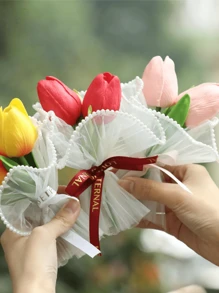 1入組迷你人造花束,包括2朵鬱金香和禮品包裝紙,適用於母親節、紀念日、生日禮物贈送給媽媽、女友、朋友。適用於家居桌面裝飾。 - 紅色 - 查看 7