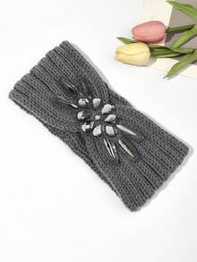 1個女式編織毛帶頭箍,配鑽和寬鬆蝴蝶結細節,適用於秋冬、復古和街頭風格。非常適合日常搭配和戶外運動,夾髮和保溫。簡單時尚。 - 灰色 - 查看 2