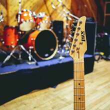 LyxPro 39" Telecaster Solid Body Guitar Electric Guitar TL Series, Full-Size Paulownia Wood Body, 3-Ply Pickguard, C-Shape Neck, Ashtray Bridge, Quality Gear Tuners, 3-Way Switch & Volume/Tone Controls, 2 Picks Included - 自然的 - 查看 8