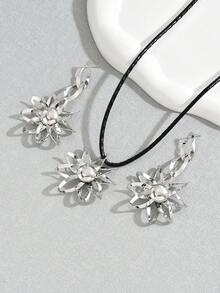 2入組法式時尚頸鍊和耳環套裝,以玫瑰、橄欖葉、心型、藍色眼睛、流蘇、蛇、祖母綠石頭、豹紋、多色珠子和珍珠為特色,適合女士派對 - 鏤空花 銀色 - 查看 3