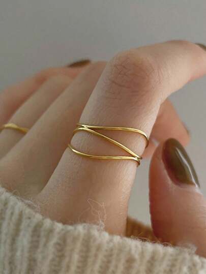 BALMORA 1 adet 925 ayar gümüşten yapılmış, şık, zarif, minimalist, asimetrik kesimli, üç katmanlı yüzük. Kadınlar için partilerde, mezuniyet törenlerinde, günlük kullanımda uygundur ve aynı zamanda mücevher hediyesi olarak da verilebilir.