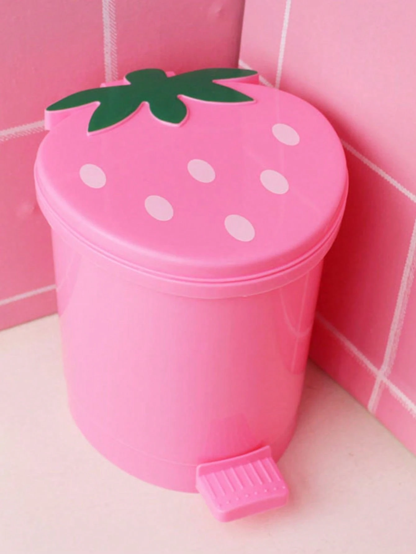 1pc Cartoon CarMounted Strawberry Plastic Garbage Can Desktop Trash