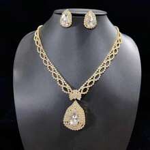 1 套時尚閃亮水鑽和水滴形水晶項鍊和耳環首飾套裝,適合婚禮裝扮