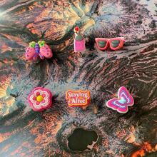 一套包含6個蝴蝶和太陽眼鏡形狀的鞋飾,diy裝飾和情人節禮物的完美選擇,兼容有洞夾腳拖鞋和鞋子 - 彩色 - 查看 6