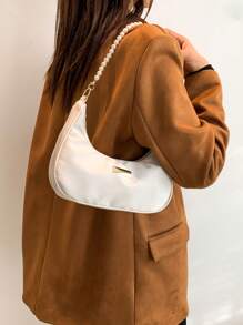 Bolso de mano casual tipo tote con decoración de placas metálicas y cadena con cuentas de imitación de perlas, bolso de hombro multifuncional en forma de media luna para mujer para uso en el trabajo/transporte