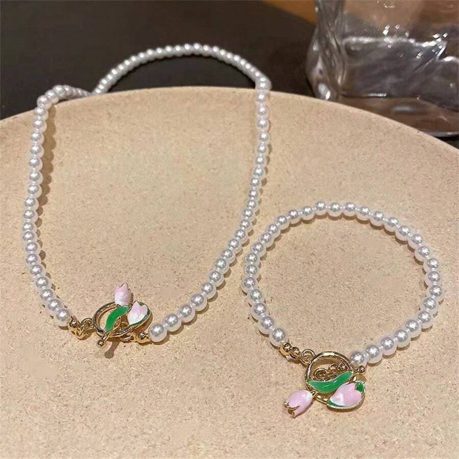 [項鍊+手鍊]鬱金香畫設計假珍珠手鍊，配龍蝦扣和甜美的花形項鍊，適合女性，優雅清新 - 鬱金香珍珠手鍊+項鍊{2件裝} - 查看 1
