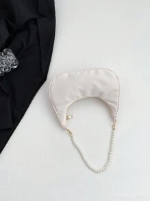 Bolso de mano casual tipo tote con decoración de placas metálicas y cadena con cuentas de imitación de perlas, bolso de hombro multifuncional en forma de media luna para mujer para uso en el trabajo/transporte