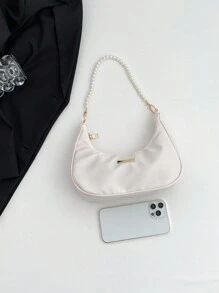 Bolso de mano casual tipo tote con decoración de placas metálicas y cadena con cuentas de imitación de perlas, bolso de hombro multifuncional en forma de media luna para mujer para uso en el trabajo/transporte
