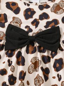 Completo per bambina con maglietta a maniche corte con colletto alla Peter Pan e stampa leopardata, fiocco e pantaloni neri