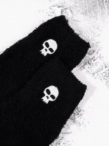 1 双女士中筒袜，绣有骷髅图案，珊瑚绒面料，温暖、柔软、舒适、百搭、时尚，毛绒领口袜子，适合冬季穿着 - 黑與白 - 查看 3